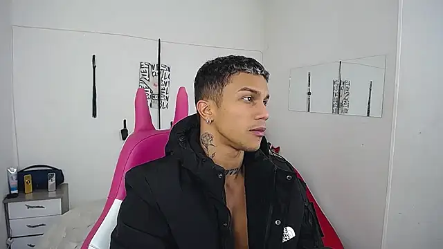 Snapshot of Leonard_Price chatting on November 2025 04:45:02 AM Leonard Price online show from November 2025 04:45:02 AM