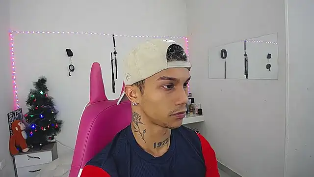 Snapshot of Leonard_Price chatting on December 2025 12:32:01 PM Leonard Price online show from December 2025 12:32:01 PM