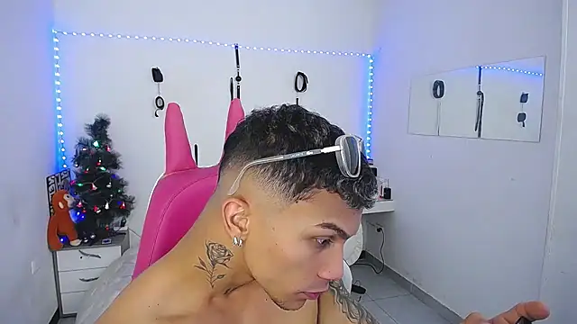 Snapshot of Leonard_Price chatting on December 2025 04:13:01 PM Leonard Price online show from December 2025 04:13:01 PM