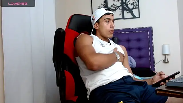 karlgiles  online show from December 2024 06:28:01 PM