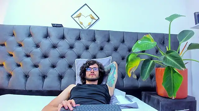 Loggan donnelly online show from February 2025 12:10:01 AM