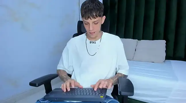 Snapshot of Adam_hard_ chatting on December 2024 07:28:01 PM Adam hard online show from December 2024 07:28:01 PM