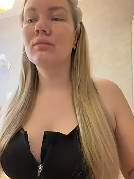 Snapshot of LianaCruz__ chatting on February 2026 04:51:02 AM LianaCruz online show from February 2026 04:51:02 AM