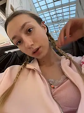 Lia  Love online show from November 2025 12:05:02 PM