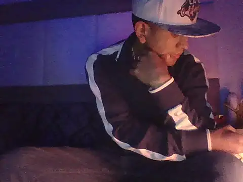 oiram27 online show from December 2025 05:15:02 AM