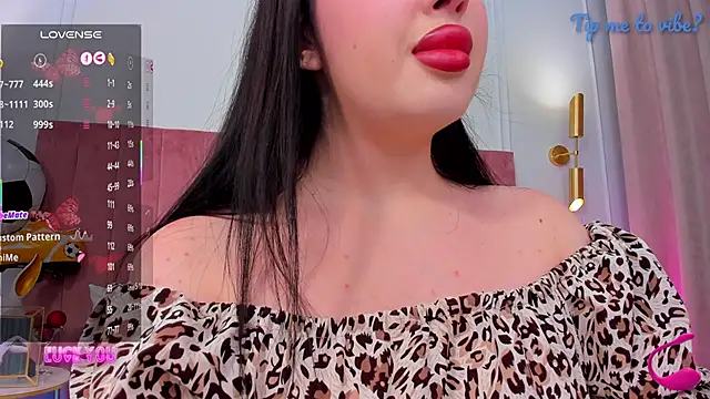 Mayzzie online show from June 2026 07:19:01 PM
