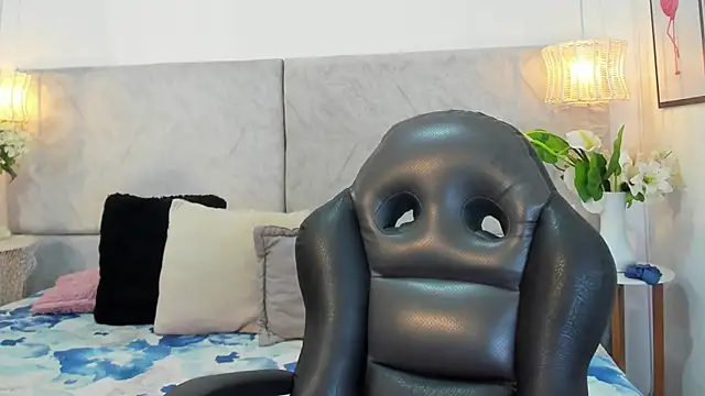 naomiii   online show from November 2025 06:51:01 PM