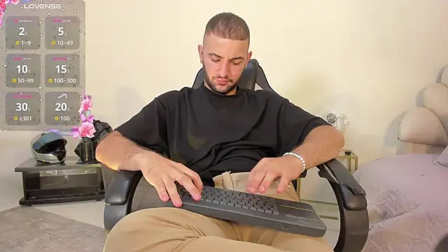 MaximusDick1  online show from June 2026 12:10:01 PM