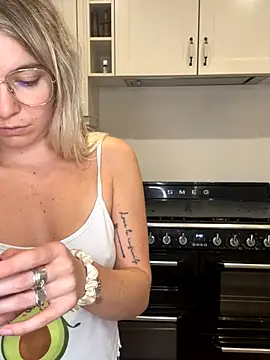 Snapshot of carlaaa chatting on September 2025 08:01:01 PM carlaaa online show from September 2025 08:01:01 PM