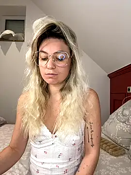 Snapshot of carlaaa chatting on November 2025 09:14:01 PM carlaaa online show from November 2025 09:14:01 PM