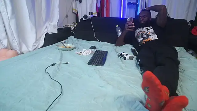 MacTroy online show from November 2025 06:30:01 PM