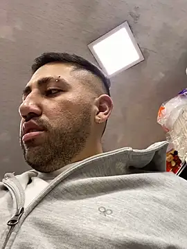 JuanZapata33 online show from December 2025 11:54:01 PM