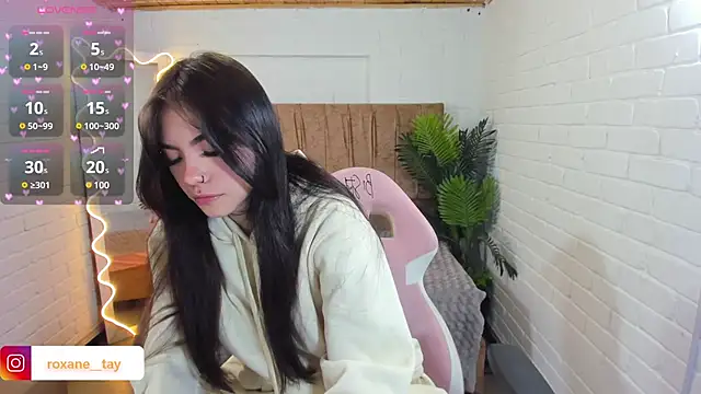 Snapshot of Roxanne_tay chatting on December 2024 07:53:02 PM Roxanne tay online show from December 2024 07:53:02 PM