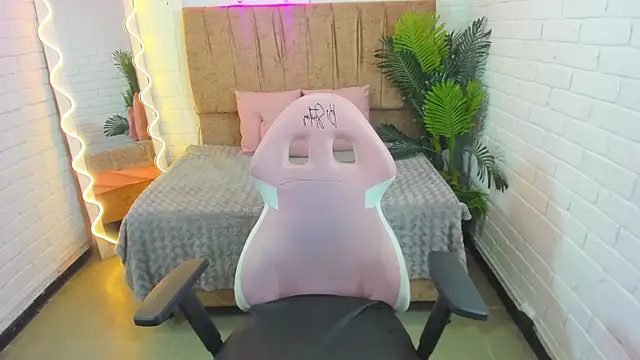 Snapshot of Roxanne_tay chatting on February 2025 10:51:02 PM Roxanne tay online show from February 2025 10:51:02 PM