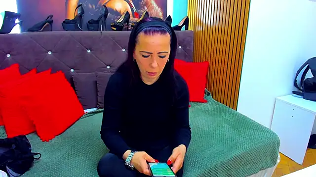 Snapshot of LauraSin chatting on May 2026 03:33:01 AM LauraSin online show from May 2026 03:33:01 AM