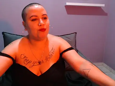 Snapshot of RevnaWalter chatting on October 2025 12:24:01 AM RevnaWalter online show from October 2025 12:24:01 AM