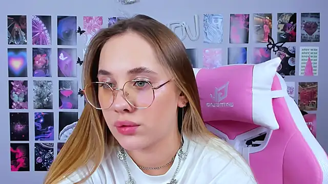 MiaMilas online show from February 2025 08:11:02 AM