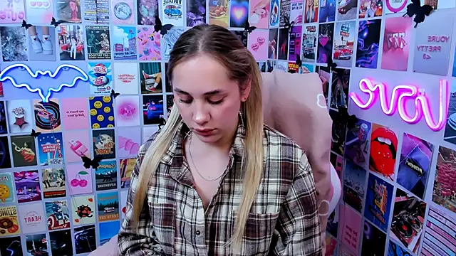 MiaMilas online show from October 2025 05:10:02 PM