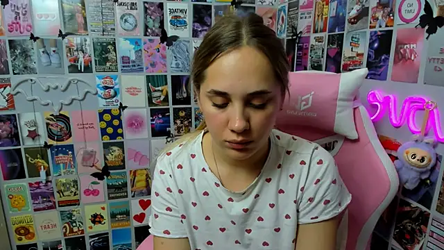 MiaMilas online show from October 2025 04:19:01 PM