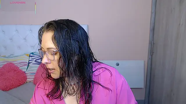 May Carlier online show from November 2025 12:13:01 AM