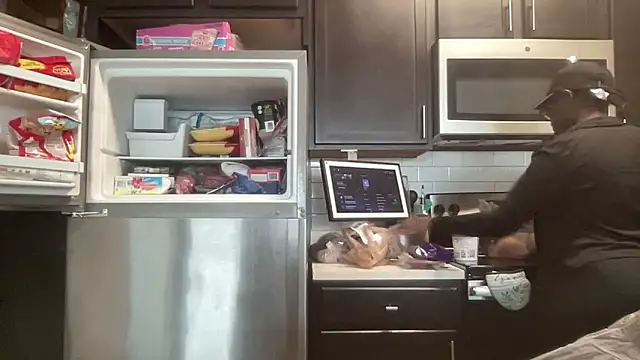 AveryJ99 online show from April 2026 02:43:01 PM