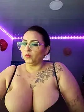 Snapshot of Ivonnee__ chatting on December 2024 06:36:01 AM Ivonnee online show from December 2024 06:36:01 AM