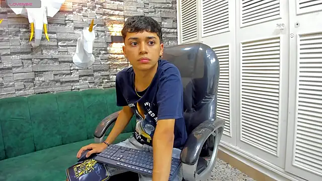 Snapshot of DamiBright chatting on November 2025 06:24:02 PM DamiBright online show from November 2025 06:24:02 PM