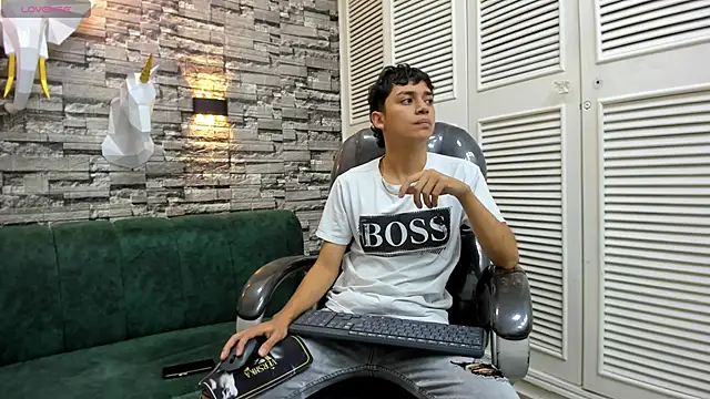 Snapshot of DamiBright chatting on November 2025 05:37:01 PM DamiBright online show from November 2025 05:37:01 PM