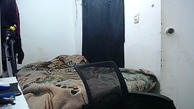 Snapshot of esjrobles chatting on October 2025 12:57:02 PM esjrobles online show from October 2025 12:57:02 PM