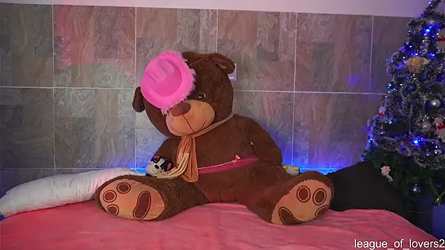 Snapshot of LeagueOfLovers chatting on December 2024 02:04:01 AM LeagueOfLovers online show from December 2024 02:04:01 AM