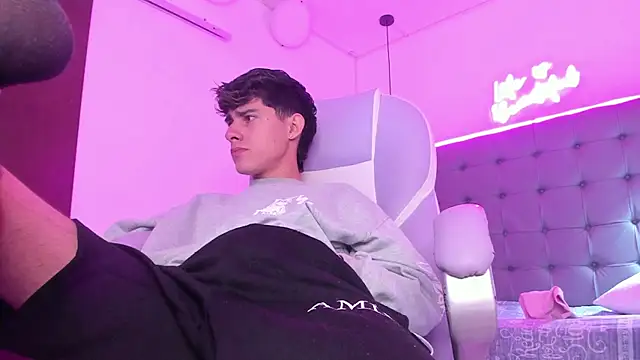 Dyla n18 online show from January 2026 08:00:01 PM