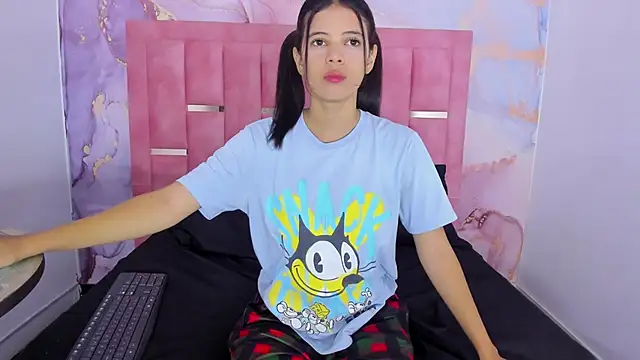 Snapshot of LizzMartin chatting on January 2025 07:05:01 PM LizzMartin online show from January 2025 07:05:01 PM