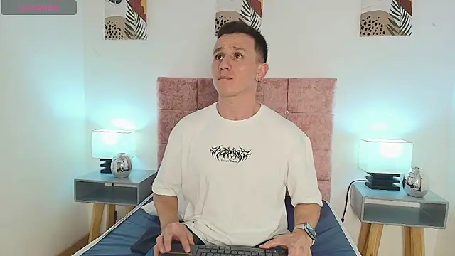 Snapshot of Andrewfalcon chatting on January 2025 07:15:01 PM Andrewfalcon online show from January 2025 07:15:01 PM