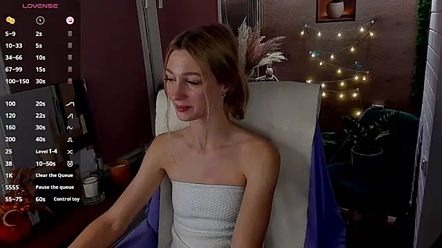 Snapshot of Fox_sky_Fox chatting on October 2025 06:52:01 PM Fox sky Fox online show from October 2025 06:52:01 PM