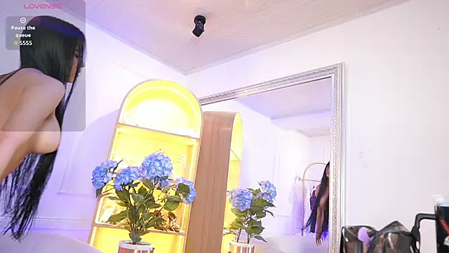 Snapshot of elasummer chatting on December 2025 12:33:02 PM elasummer online show from December 2025 12:33:02 PM