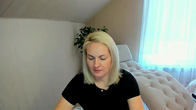 Snapshot of Alicee_Gracee chatting on December 2024 08:18:01 AM Alicee Gracee online show from December 2024 08:18:01 AM