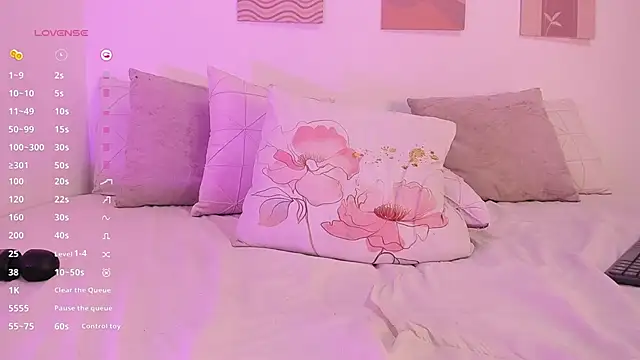 Snapshot of Mia_Heartt chatting on March 2025 10:10:02 PM Mia Heartt online show from March 2025 10:10:02 PM