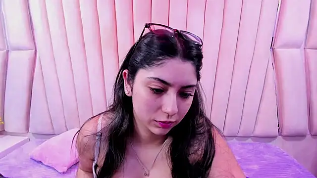 Lucy Anall  online show from November 2025 10:00:02 PM