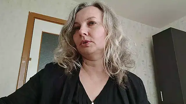 Snapshot of EdithManning chatting on May 2026 02:45:01 PM EdithManning online show from May 2026 02:45:01 PM