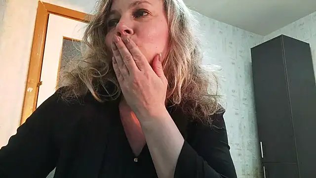 Snapshot of EdithManning chatting on May 2026 05:32:01 PM EdithManning online show from May 2026 05:32:01 PM