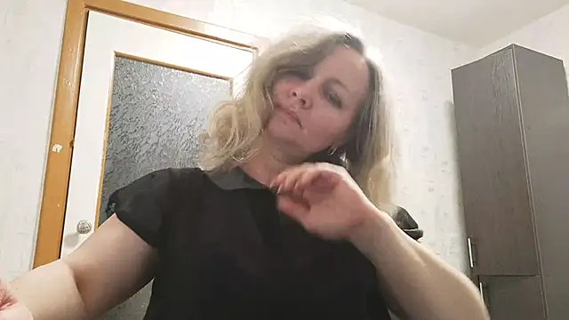 Snapshot of EdithManning chatting on May 2026 06:04:02 PM EdithManning online show from May 2026 06:04:02 PM
