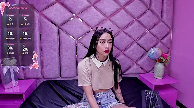 Miaa Thopmson online show from December 2024 02:27:02 PM