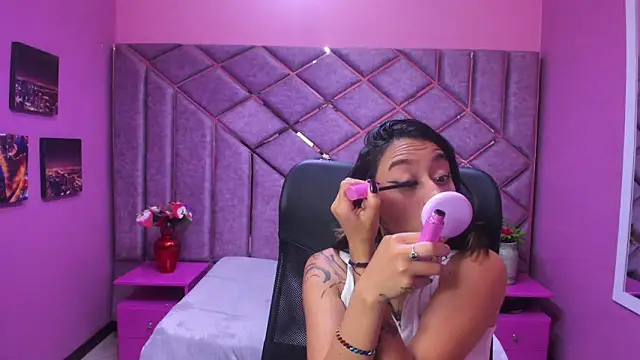 Miaa Thopmson online show from December 2025 03:06:01 PM