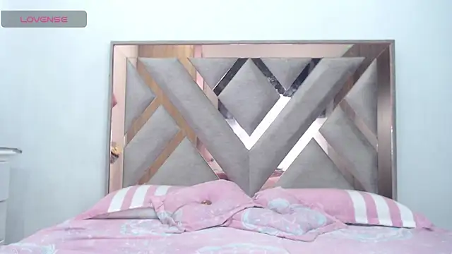 CorinaSmith28 online show from April 2026 08:39:01 PM