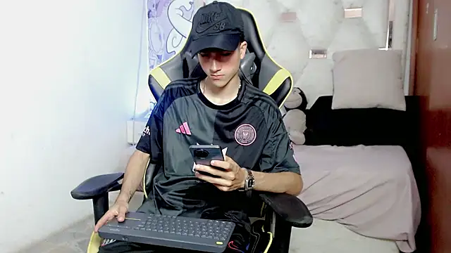 Snapshot of johnny_cagee chatting on January 2026 03:34:01 AM johnny cagee online show from January 2026 03:34:01 AM