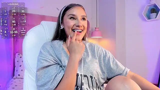 Snapshot of _Sophie__miller chatting on November 2025 08:20:02 PM Sophie miller online show from November 2025 08:20:02 PM