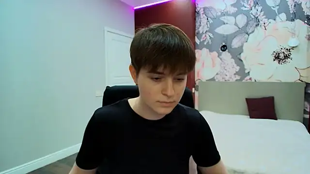 EmiliaYours online show from April 2026 02:17:02 PM