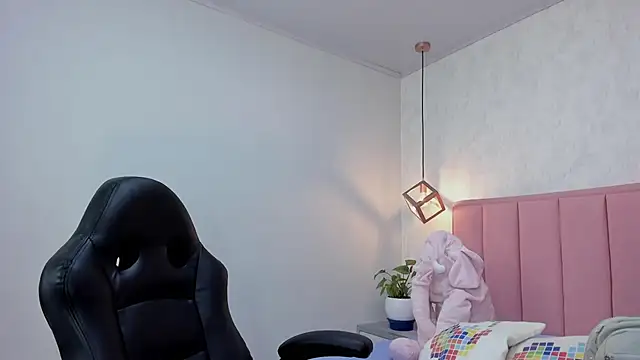 MAYROBERTSS online show from February 2025 12:32:01 PM