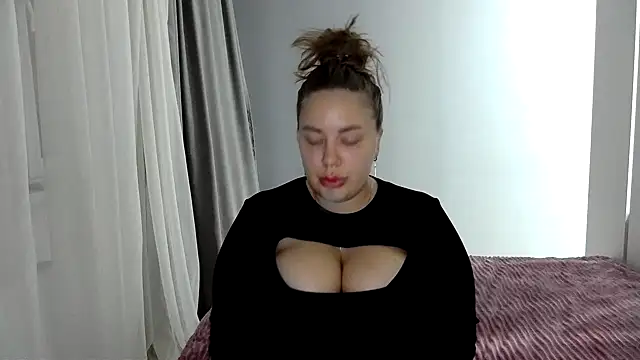 Snapshot of 96CHloe96 chatting on December 2024 04:16:02 PM 96CHloe96 online show from December 2024 04:16:02 PM