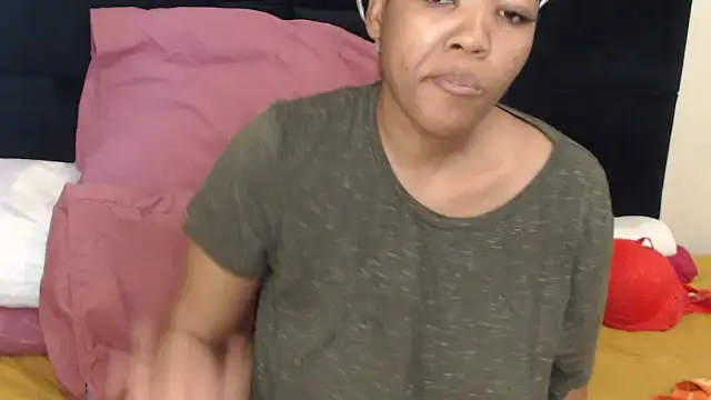 Snapshot of Busty-Londie chatting on September 2025 03:38:02 PM Busty-Londie online show from September 2025 03:38:02 PM